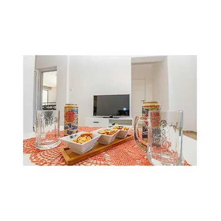 1 Bedroom Awesome In Apartman Brodarica