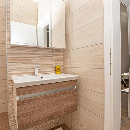 Apartman 1 Bedroom Awesome In Brodarica (Sibenik-Knin)